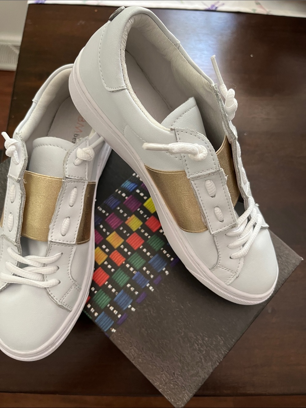 bernie mev. White Sneakers with Gold Elastic Strap
